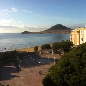 apartamentos-los-laureles-el-medano-tenerife.adeje-hotels.com/